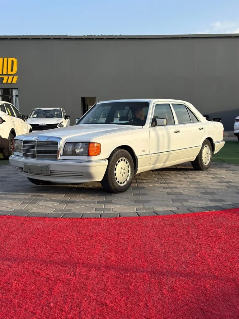1988 Mercedes-Benz 300 SE photo 2