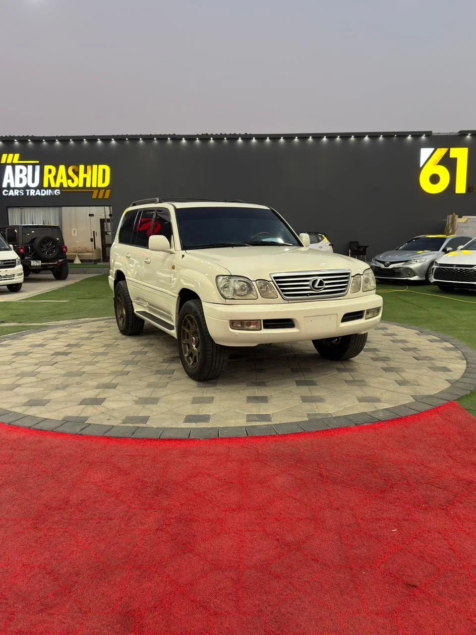 2000 Lexus LX photo 2