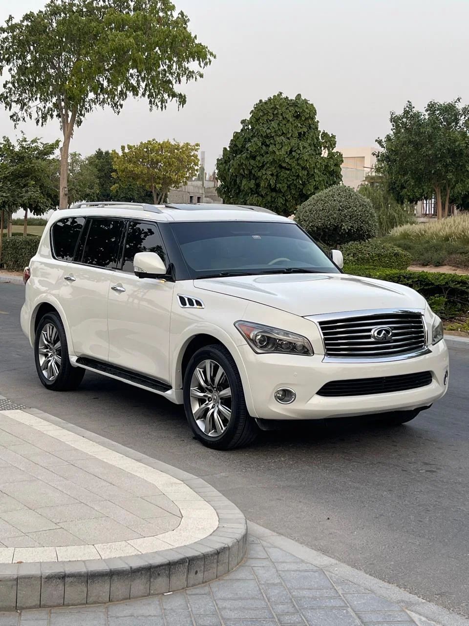 2012 Infiniti QX56 photo 3