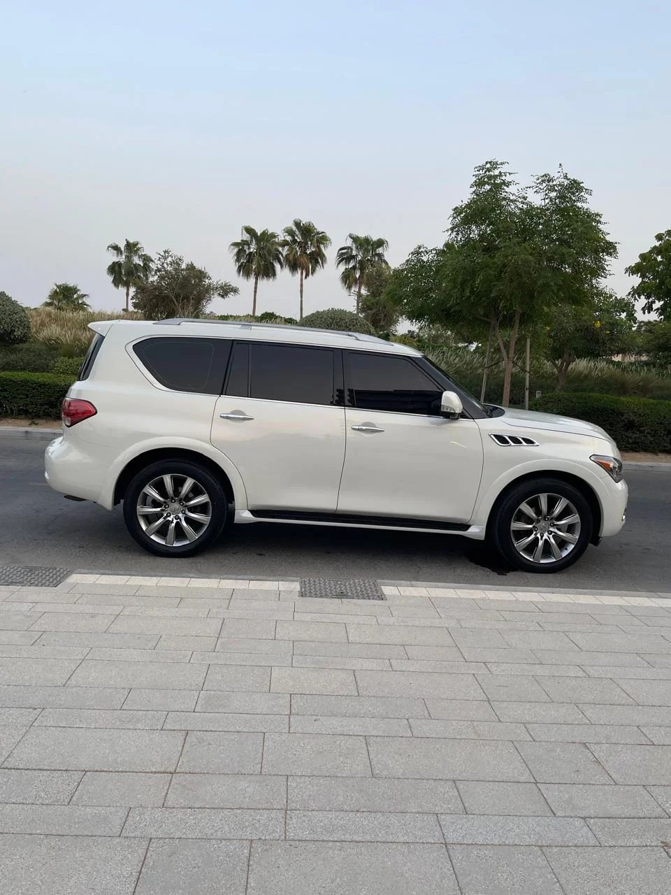 2012 Infiniti QX56 photo 4