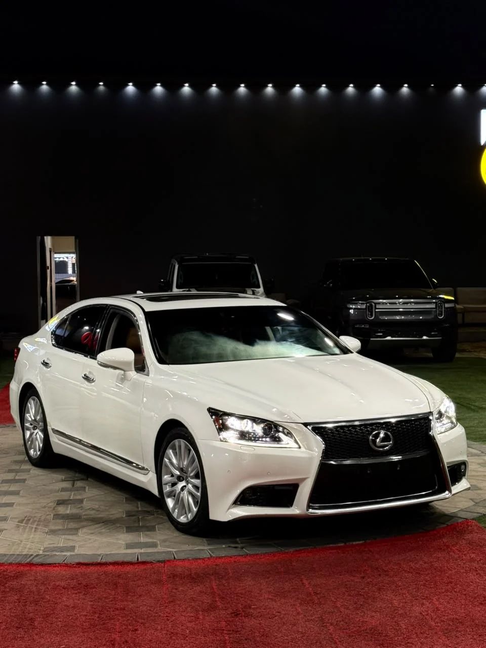 2014 Lexus LS photo 2