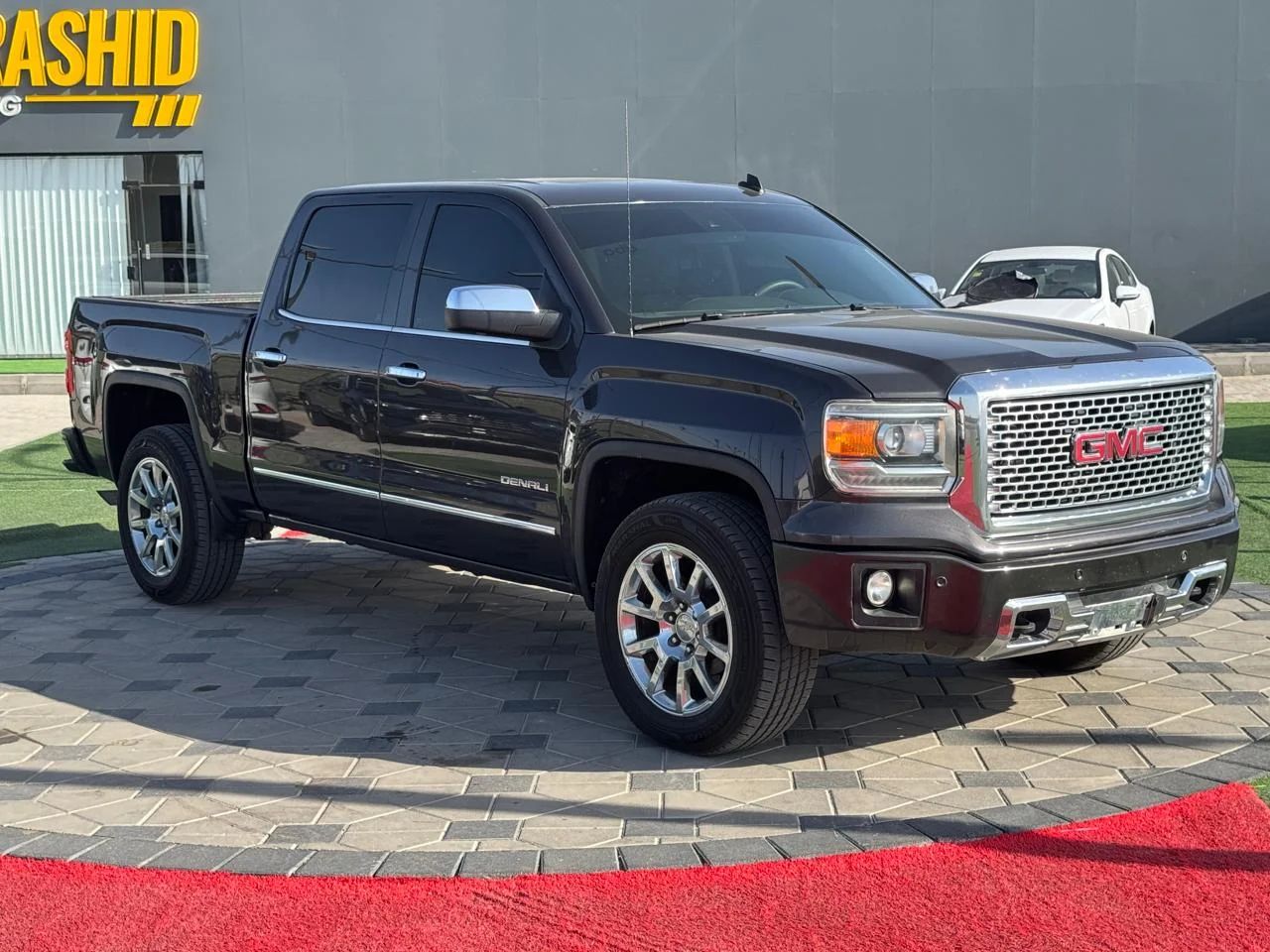 2015 GMC Sierra photo 2