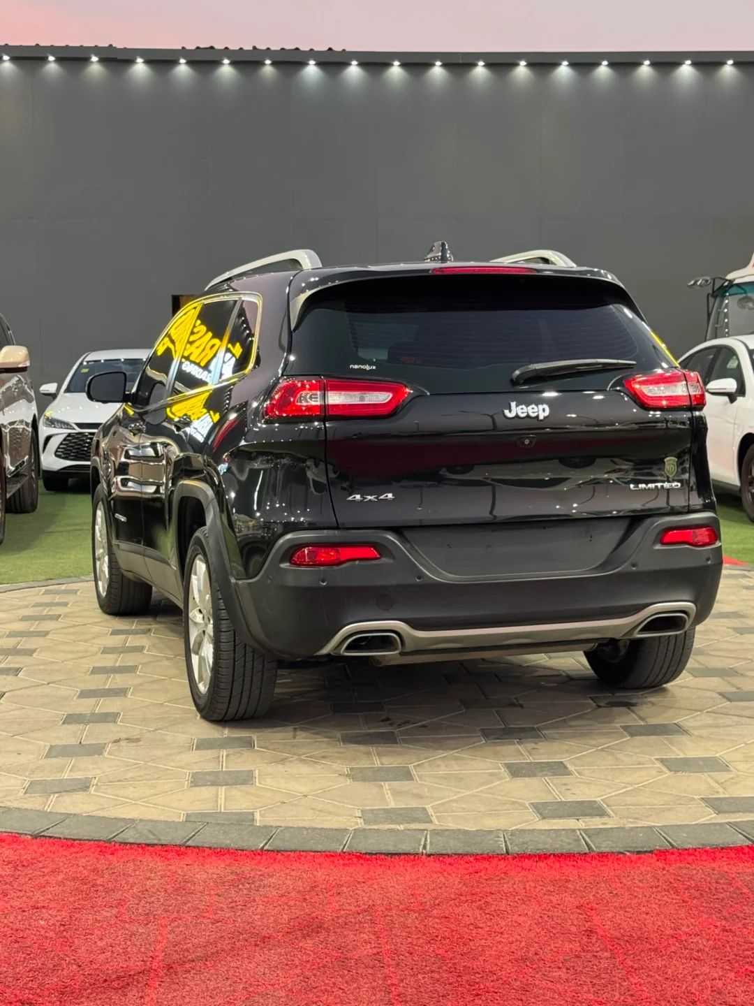 2016 Jeep Grand Cherokee photo 4