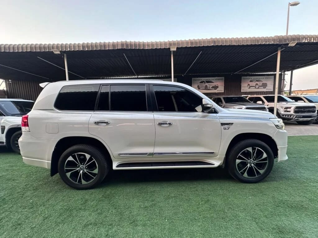 2016 Toyota Land Cruiser photo 4