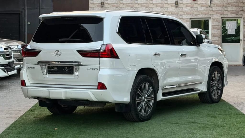 2017 Lexus LX photo 3