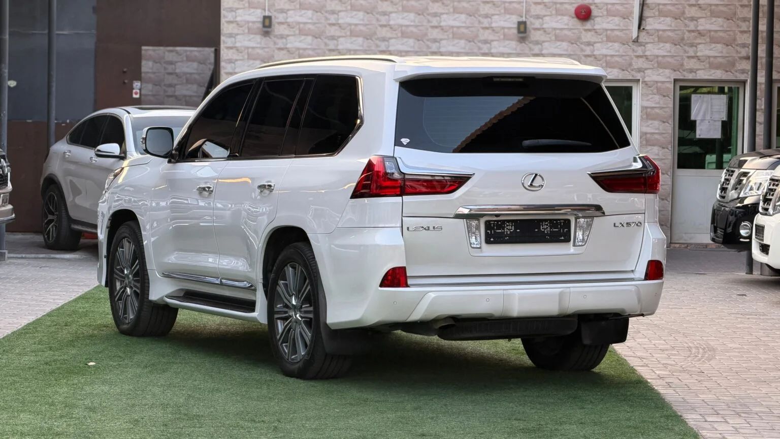 2017 Lexus LX photo 4