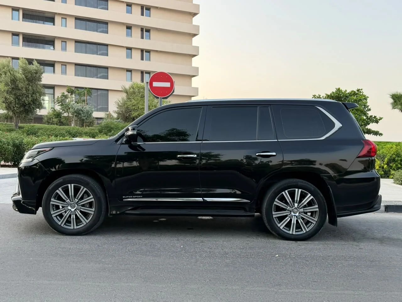 2017 Lexus LX photo 4