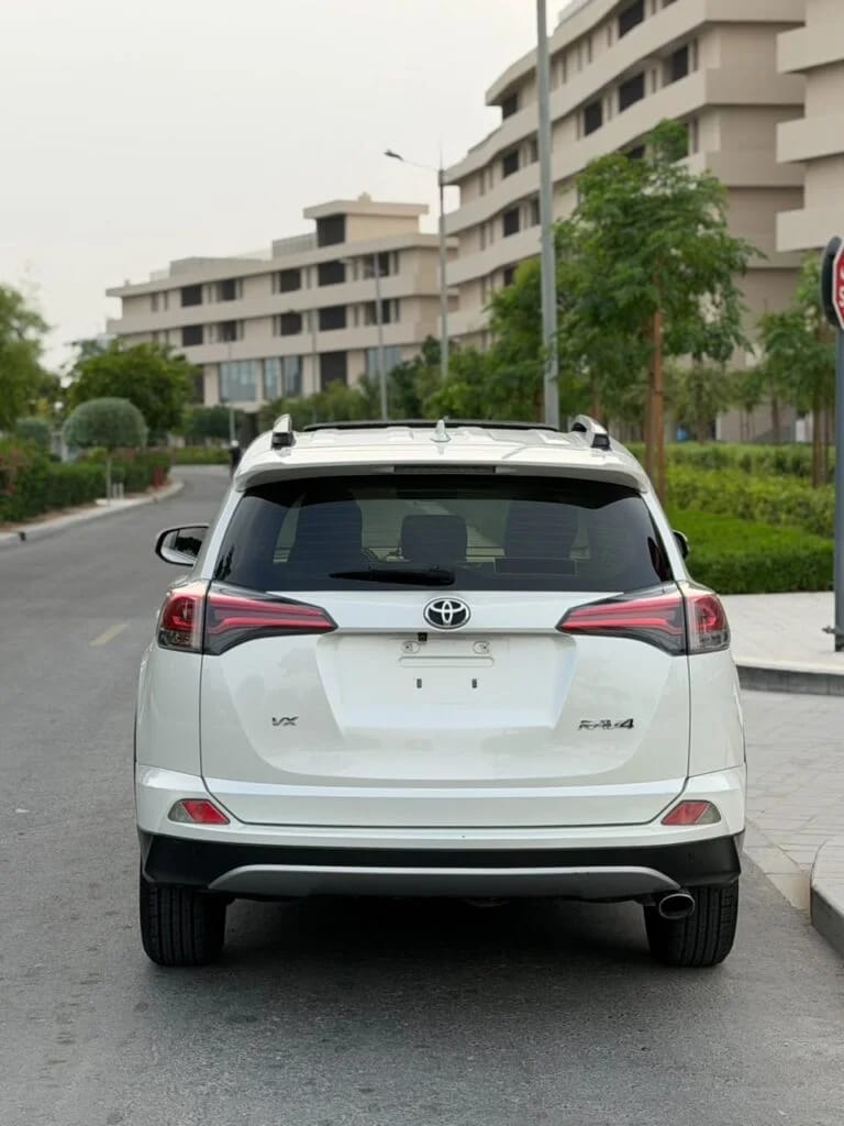 2018 Toyota RAV4 photo 4