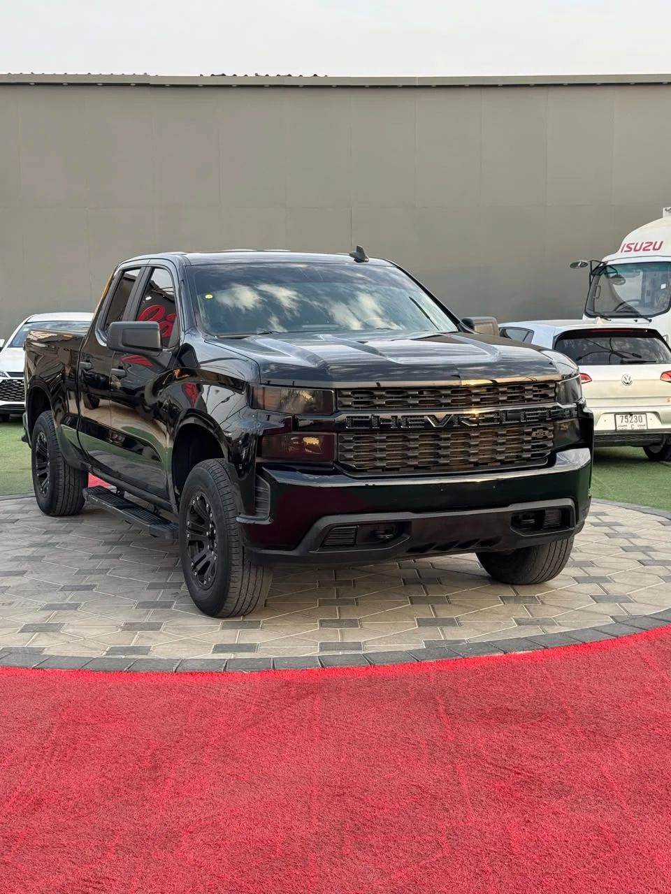 2019 Chevrolet Silverado photo 2