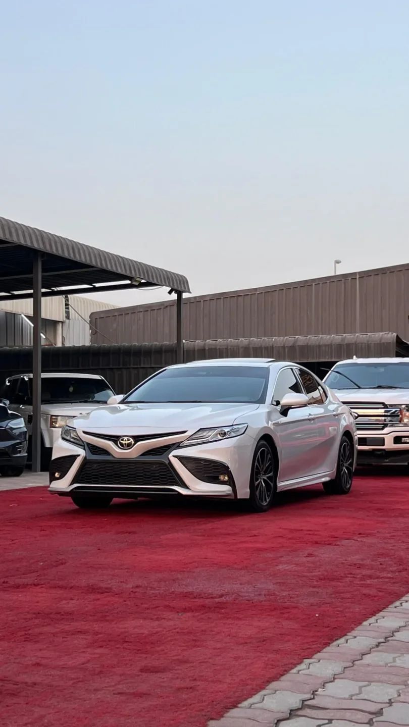 2019 Toyota Camry photo 2