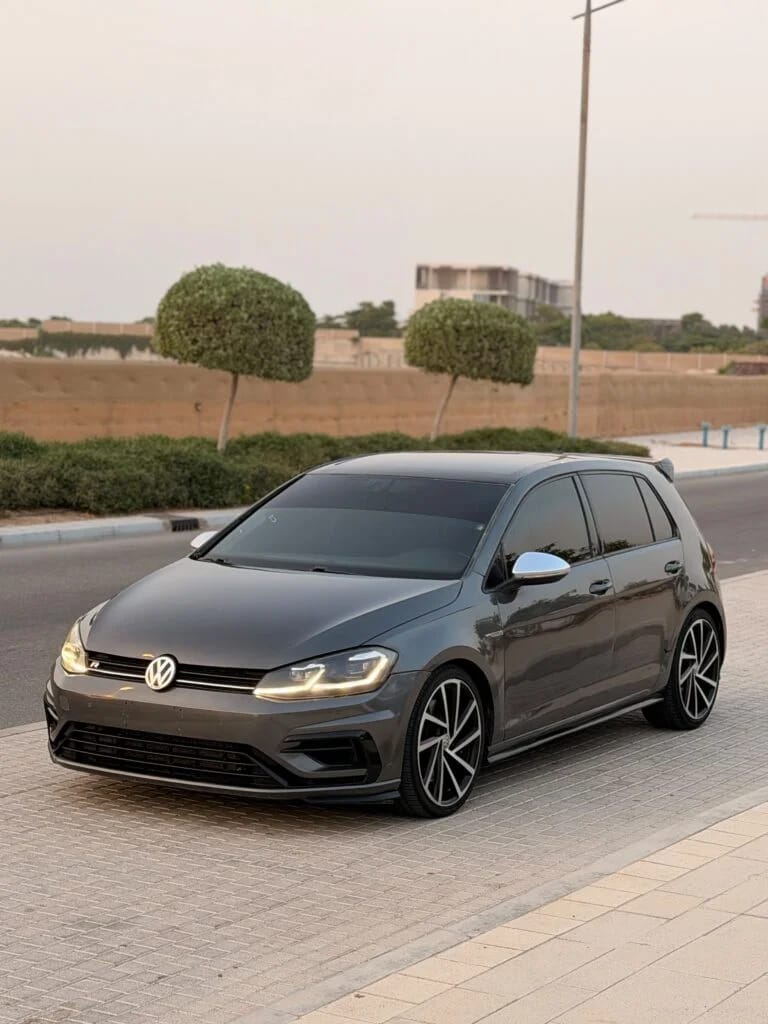 2019 Volkswagen Golf photo 2