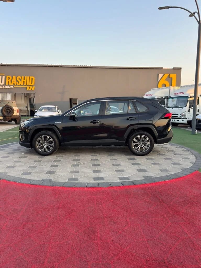 2025 Toyota RAV4 photo 4