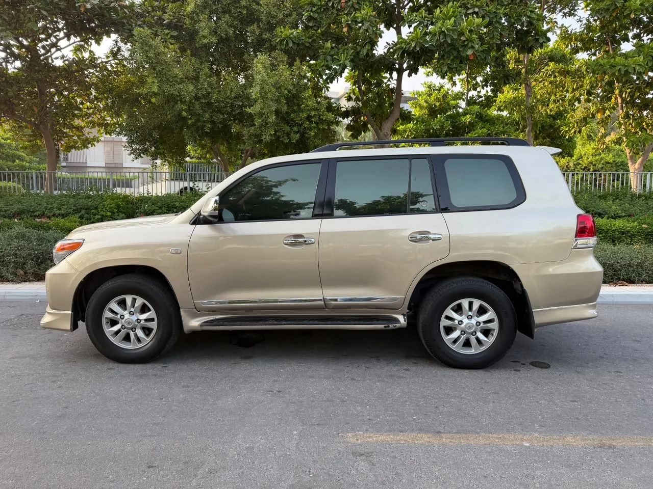 2011 Toyota Land Cruiser photo 4