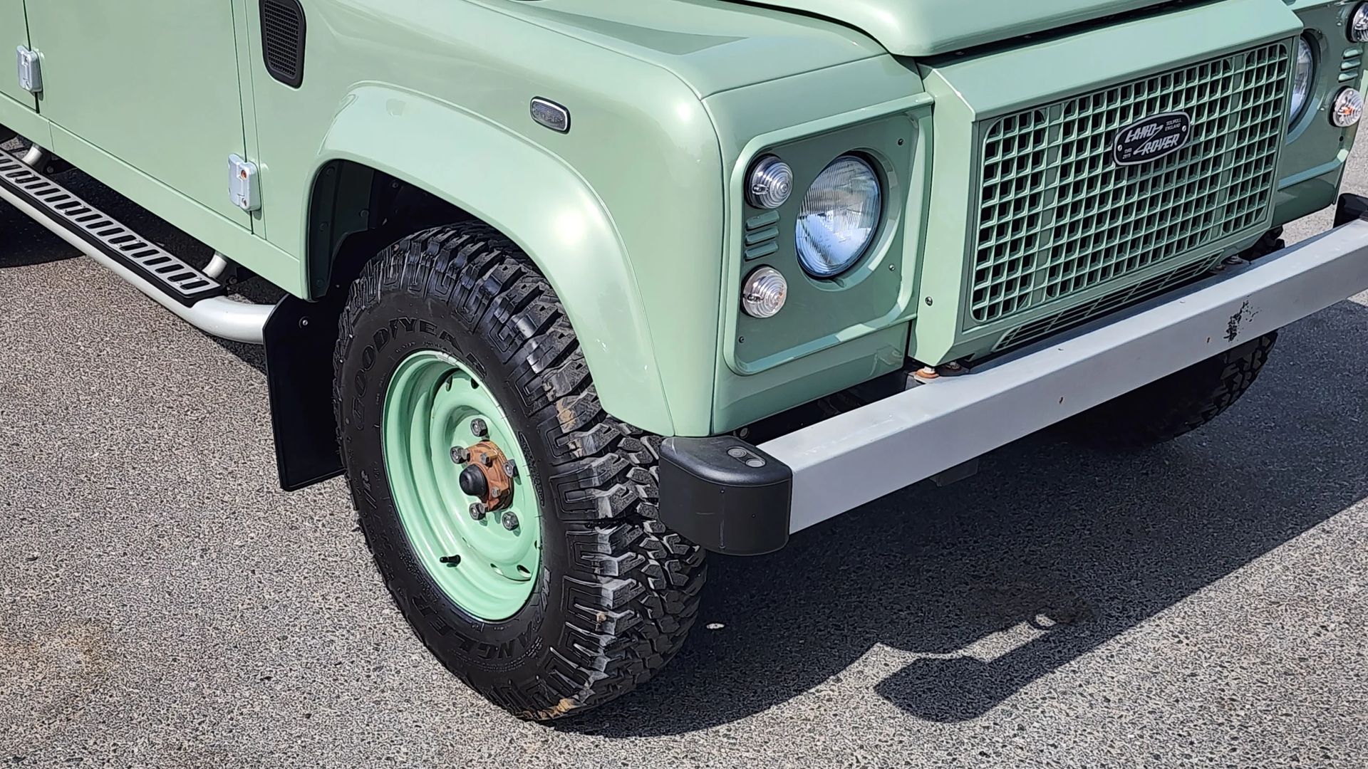 2016 Land Rover Defender photo 2
