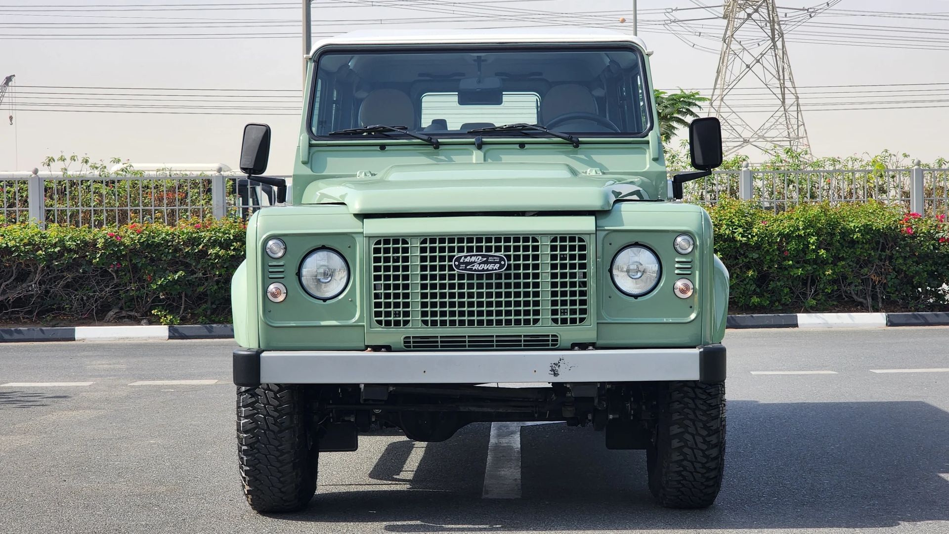 2016 Land Rover Defender photo 3