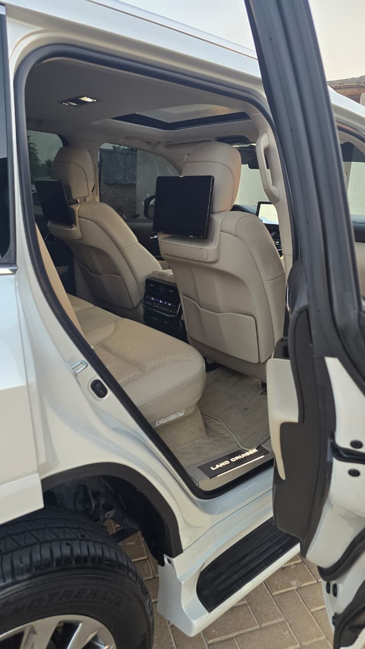 2025 Toyota Land Cruiser VXR photo 4