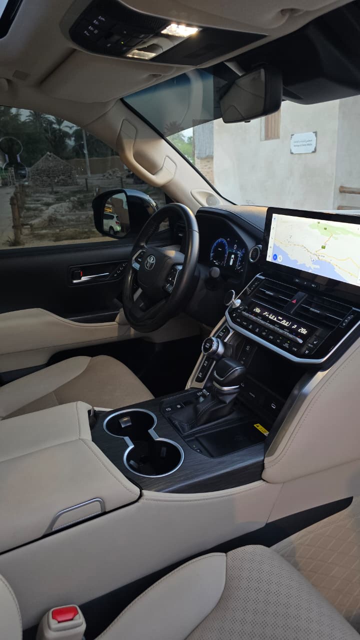 2025 Toyota Land Cruiser VXR photo 3