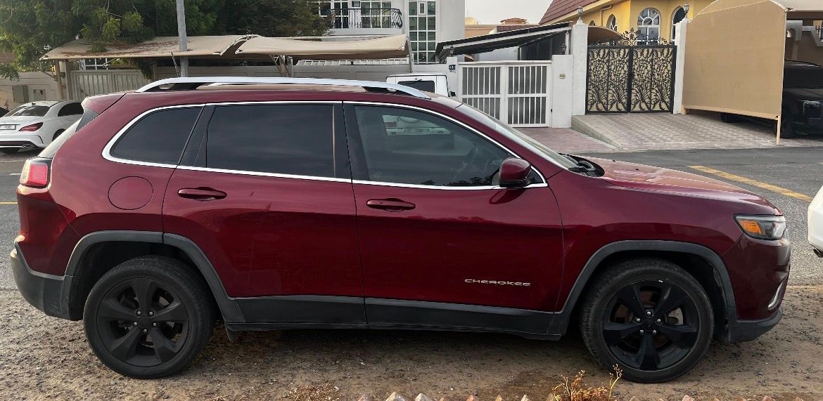 2018 Jeep Cherokee photo 2