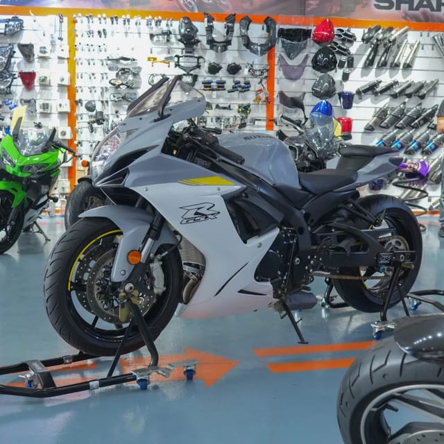 2022 Suzuki GSX-R600 599cc Inline 4 Supersport Motorcycle for Sale in Dubai UAE photo 2
