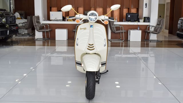 For Sale 2022 Vespa 946 Christian Dior Edition photo 2
