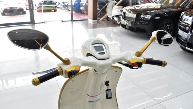 For Sale 2022 Vespa 946 Christian Dior Edition photo 3