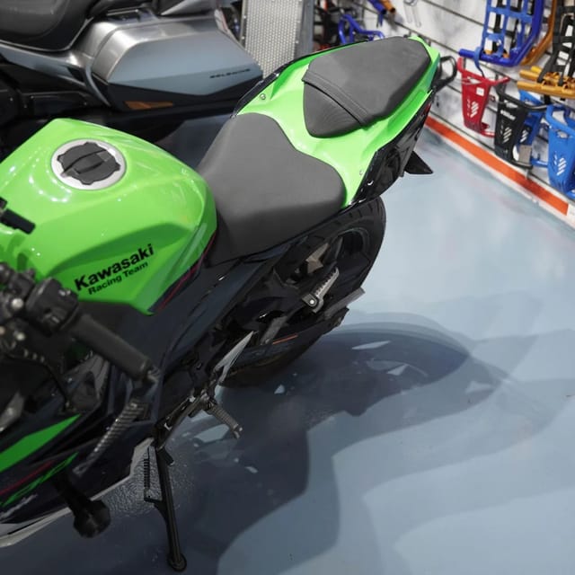 2021 Kawasaki Ninja 400 Motorcycle for Sale In Dubai photo 3
