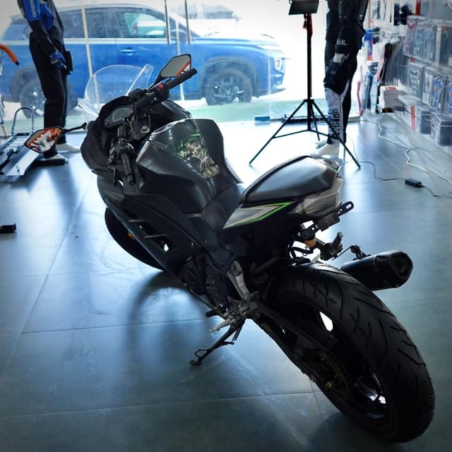 2016 Kawasaki Ninja 300 photo 2
