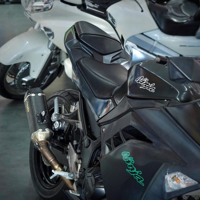 2016 Kawasaki Ninja 300 photo 4