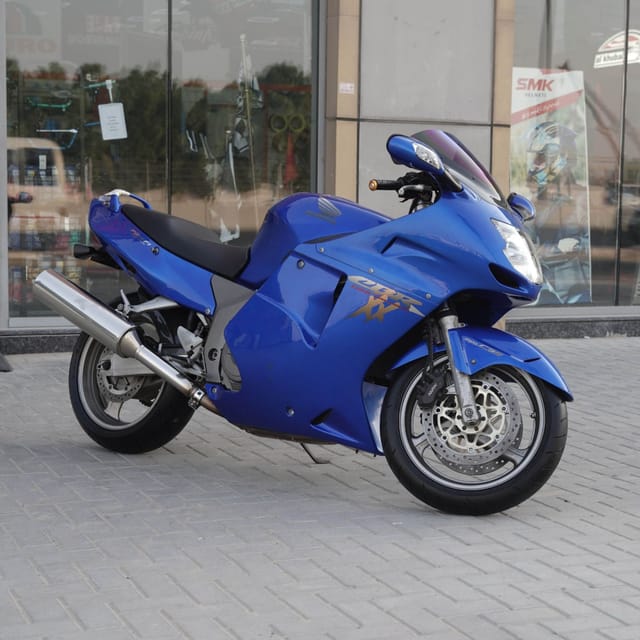2000 Honda CBR1100XX Super Blackbird photo 2