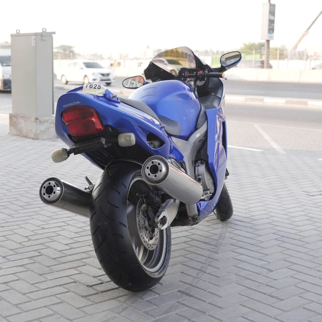 2000 Honda CBR1100XX Super Blackbird photo 3